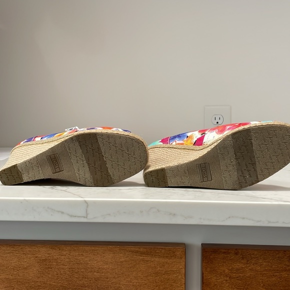 NIB Tom’s floral wedges. So cute! Size 7.5. - Picture 4 of 7